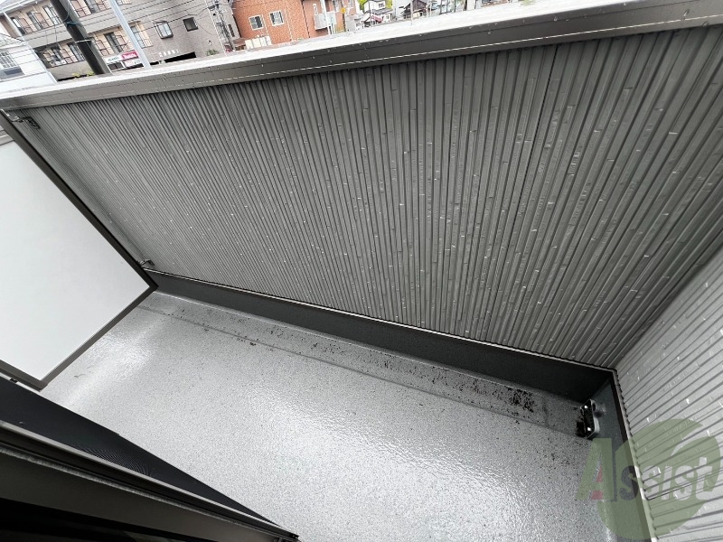 バルコニー　バルコニーは洗濯物を干すのに十分な広さがありますね。