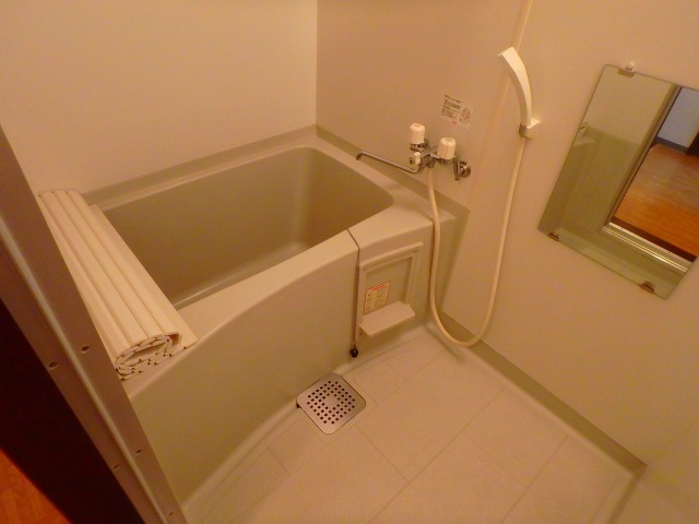 バス・シャワールーム　他号室のお写真です。参考にご覧ください。