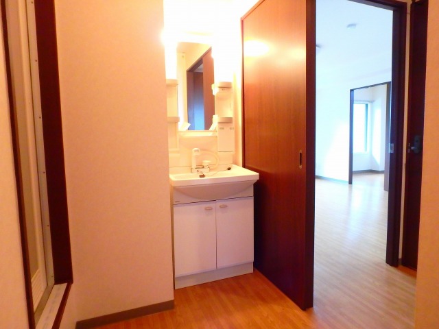 洗面設備　他号室のお写真です。参考にご覧ください。