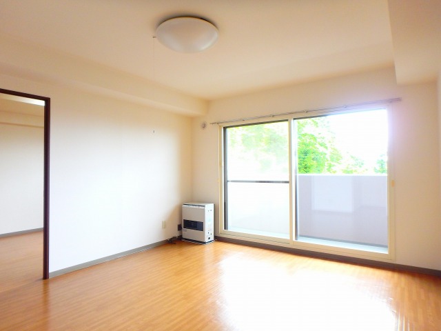 居室・リビング　他号室のお写真です。参考にご覧ください。