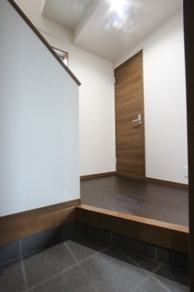 玄関　同タイプ　現状と異なることがございます