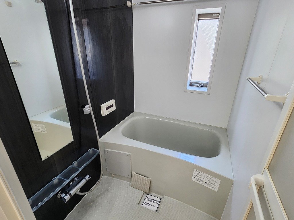 バス・シャワールーム　追焚き・浴室乾燥機付バスルーム　換気窓あり