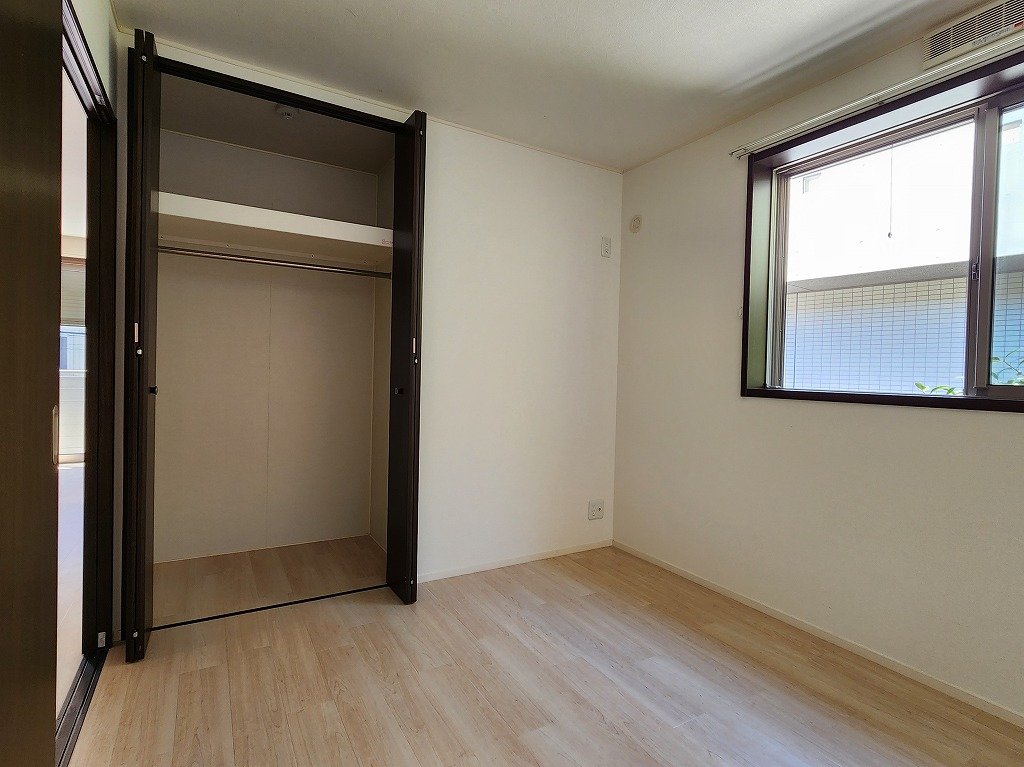 収納　５．３帖寝室クローゼット収納　エアコン設置可