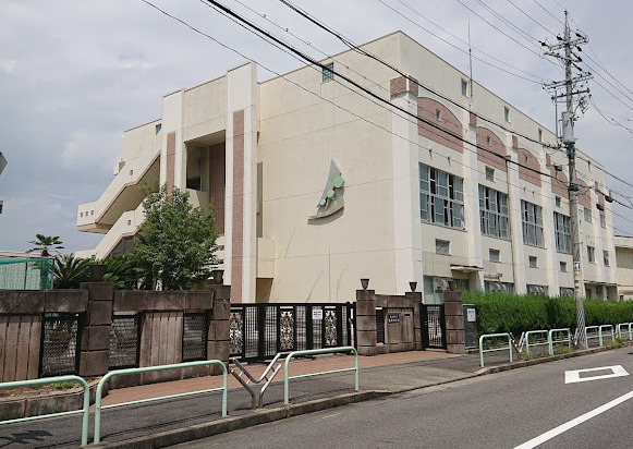 中学校　名古屋市立名塚中学校（中学校）まで428m