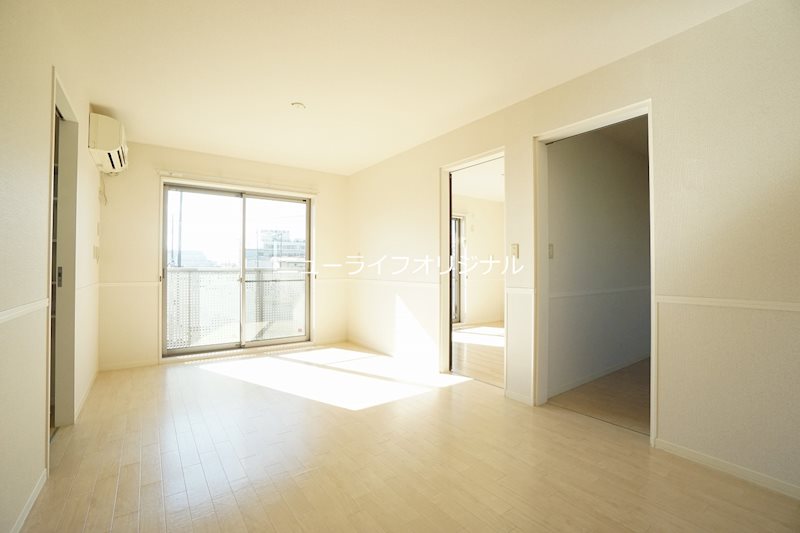 居室・リビング　明るい光が差し込むリビング