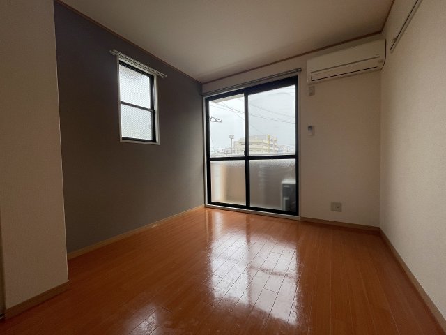 その他部屋・スペース　落ち着いた色調の寝室です