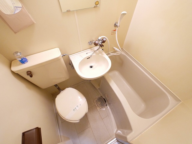 洗面設備　明るい洗面所です