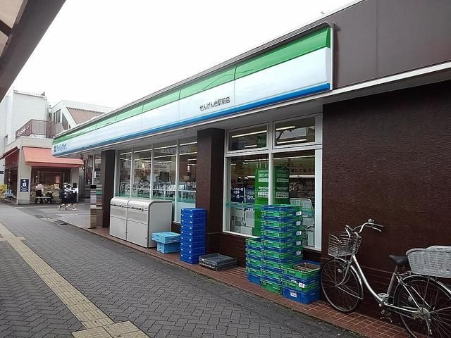 コンビニ　ファミリーマートせんげん台駅前（コンビニ）まで950m