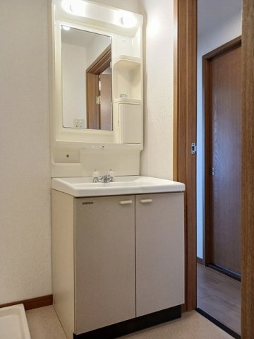 洗面設備　ゆったりとスペースのある洗面所