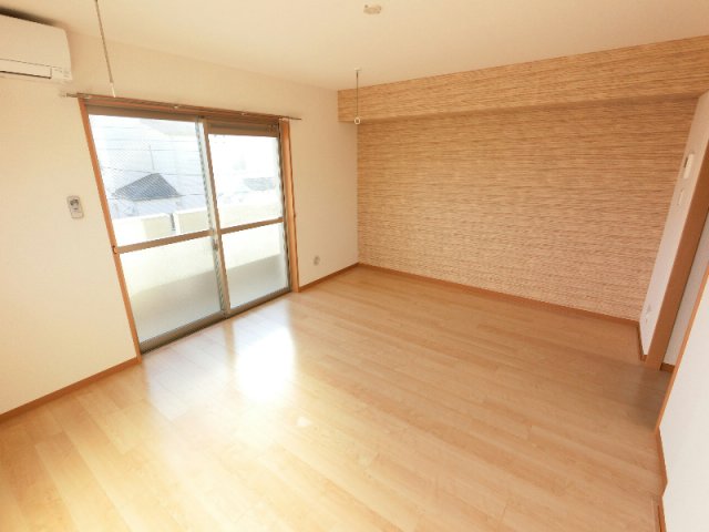 居室・リビング　角部屋で2面採光の明るいお部屋です