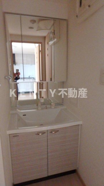 洗面設備　独立洗面台、小物を置くことができて便利です