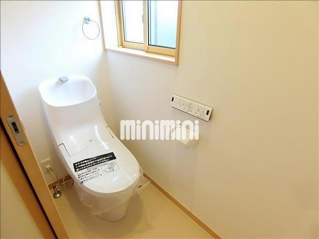 トイレ　温水洗浄便座付きです。トイレにも窓があります。