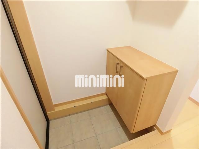玄関　上下の下駄箱でご家族分の靴もすっきり収納。