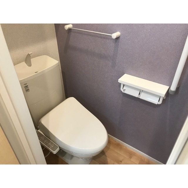 トイレ　落ち着いた色調のトイレです