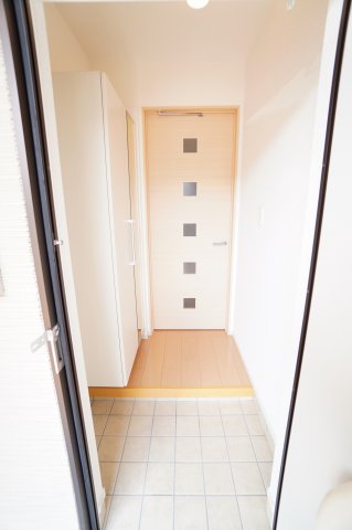 玄関　※同物件・同タイプの写真です。