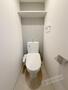 トイレ　人気アイテムの温水洗浄便座。清潔感のあるトイレです。