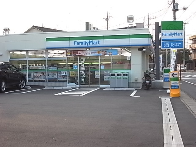 コンビニ　ファミリーマート堰三丁目店（コンビニ）まで300m