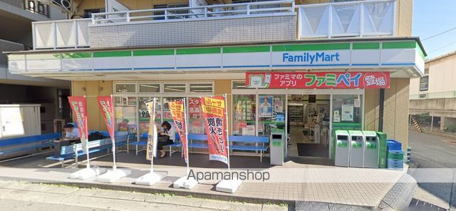 コンビニ　ファミリーマート（コンビニ）まで757m
