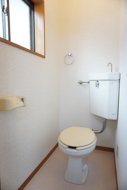トイレ　トイレに窓あり