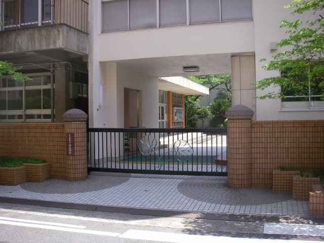 小学校　名古屋市立葵小学校（小学校）まで779m