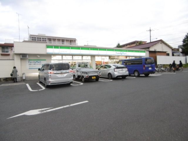 コンビニ　ファミリーマート（コンビニ）まで476m