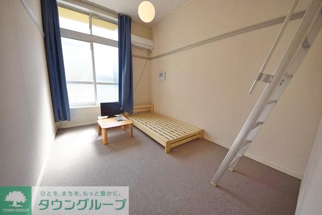 レオパレスウエストリバーIの居間写真