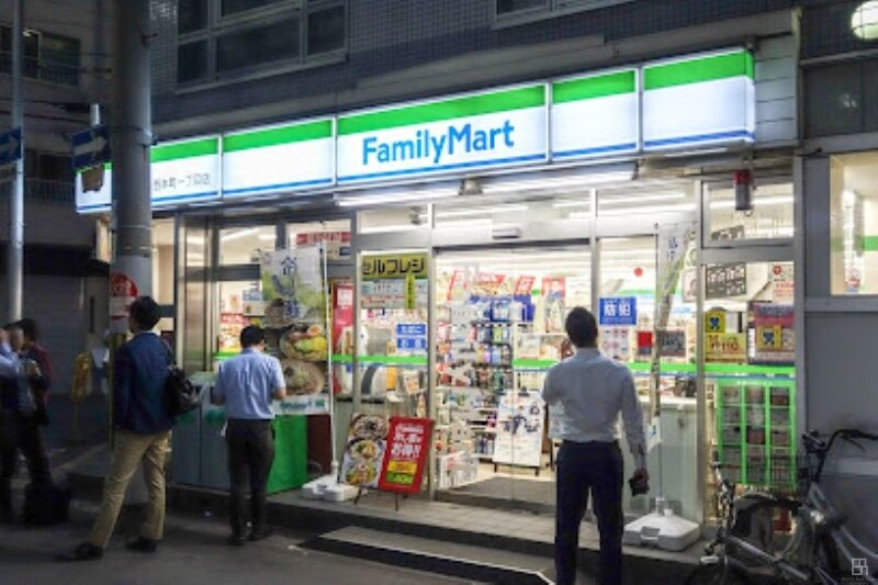 コンビニ　ファミリーマート西本町一丁目店（コンビニ）まで124m
