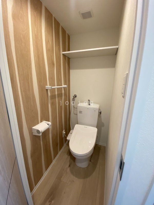 トイレ　嬉しい温水洗浄便座付きのトイレです。