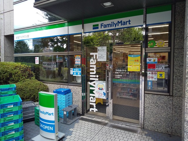 コンビニ　ファミリーマート　新宿アイタウン店（コンビニ）まで120m