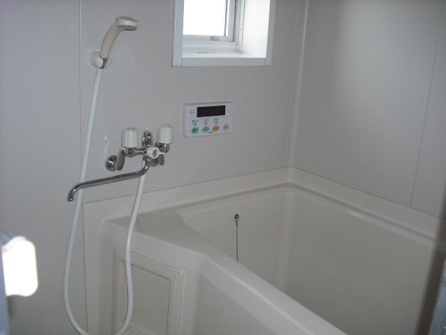 バス・シャワールーム　お風呂にも窓があるので、換気・採光に良い追い焚き機能付き♪