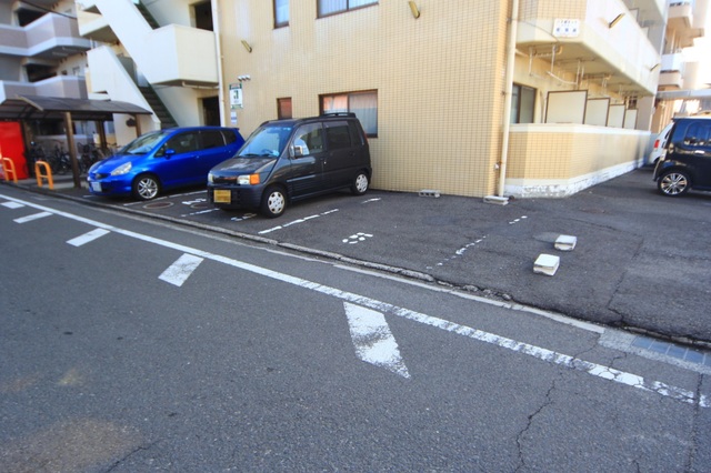 【松山市土居田町のマンションの駐車場】