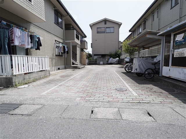 【東広島市西条中央のアパートの駐車場】