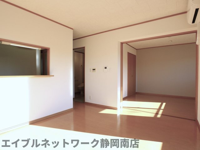 ＪＲ東海道本線 静岡駅 バス乗車時間：28分 最寄りバス停で下車 徒歩3分 4階建 築22年の居間写真