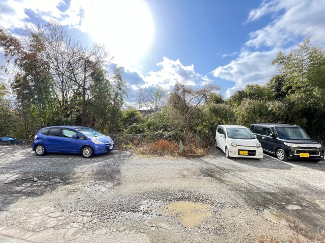 【箕面市粟生間谷東のマンションの駐車場】