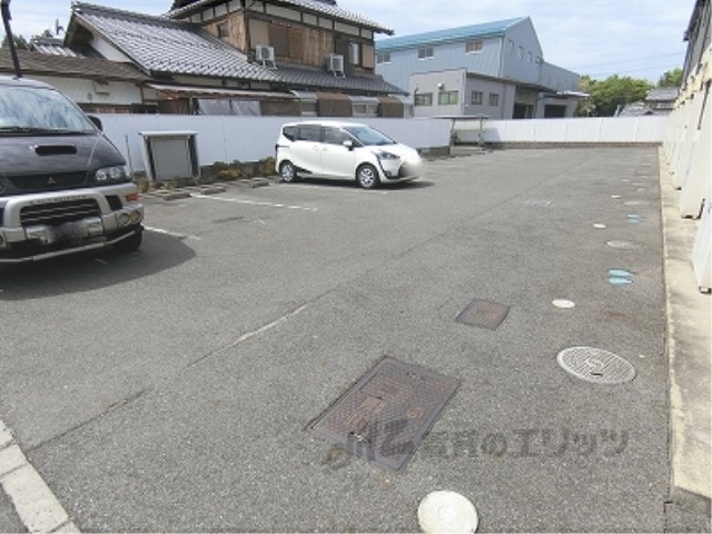 【東近江市御園町のアパートの駐車場】