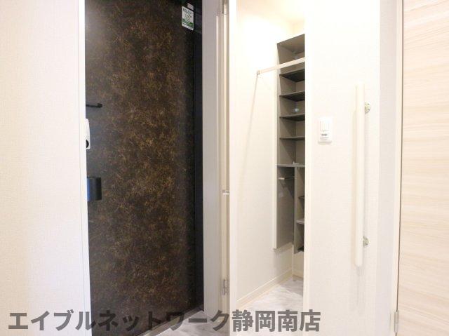 【静岡市駿河区有東のマンションの玄関】