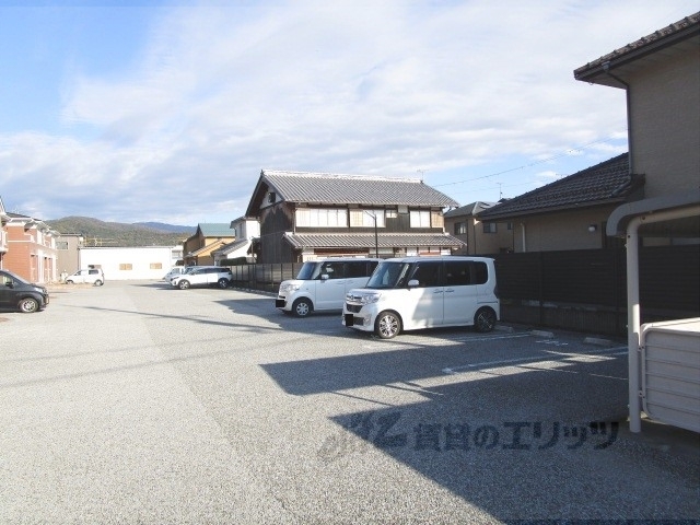 【長浜市高月町柏原のアパートの駐車場】