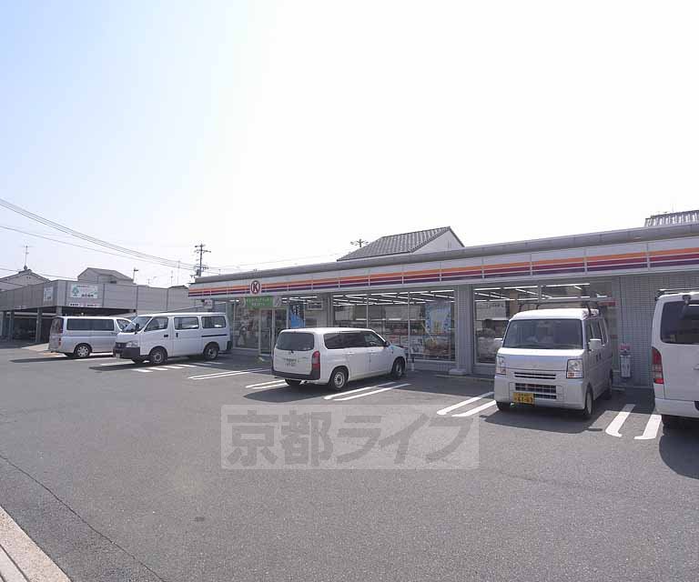 【京都市東山区本町１９丁目のマンションのコンビニ】