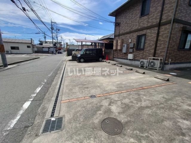 【和歌山市西庄のアパートの駐車場】