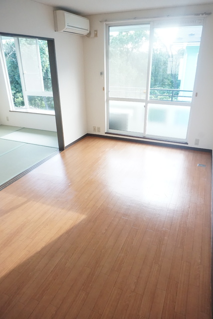 居室・リビング　南西向きの７．５帖リビングです