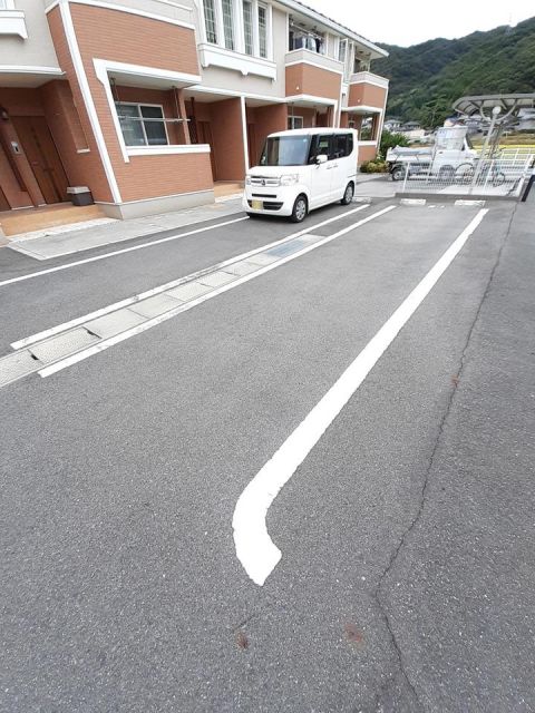 【ラメールＢの駐車場】