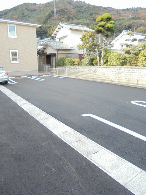 【大竹市油見のアパートの駐車場】