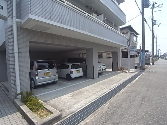 【加古川市野口町良野のマンションの駐車場】