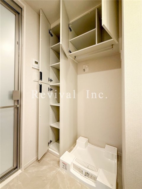 その他設備　洗濯機置場周りも収納充実