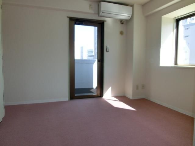 居室・リビング　日当たり良好な洋室　２面採光２面換気