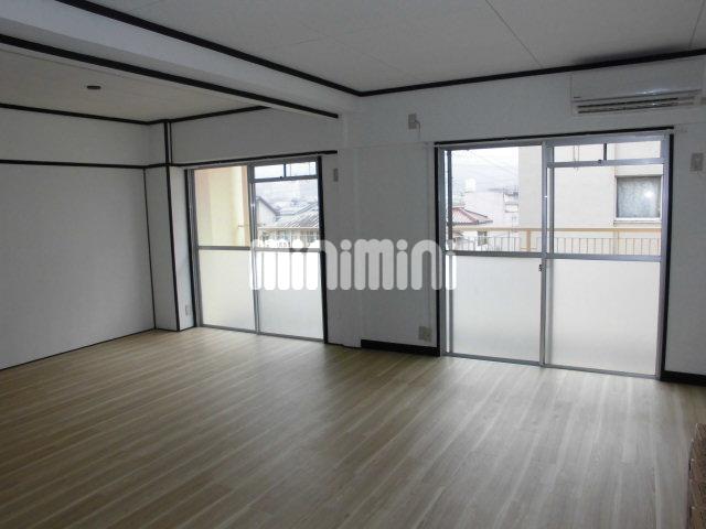 居室・リビング　エアコン付きのリビングです