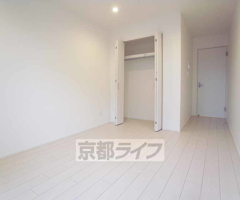 居室・リビング　白を基調としたオシャレな洋室です。