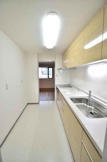 キッチン　【参考】同建物内の別のお部屋の画像です