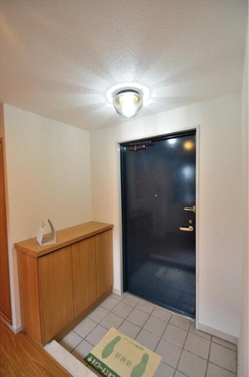 玄関　【参考】同建物内の別のお部屋の画像です