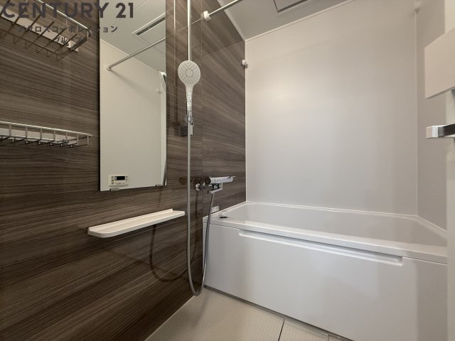 バス・シャワールーム　浴室乾燥機付きです☆